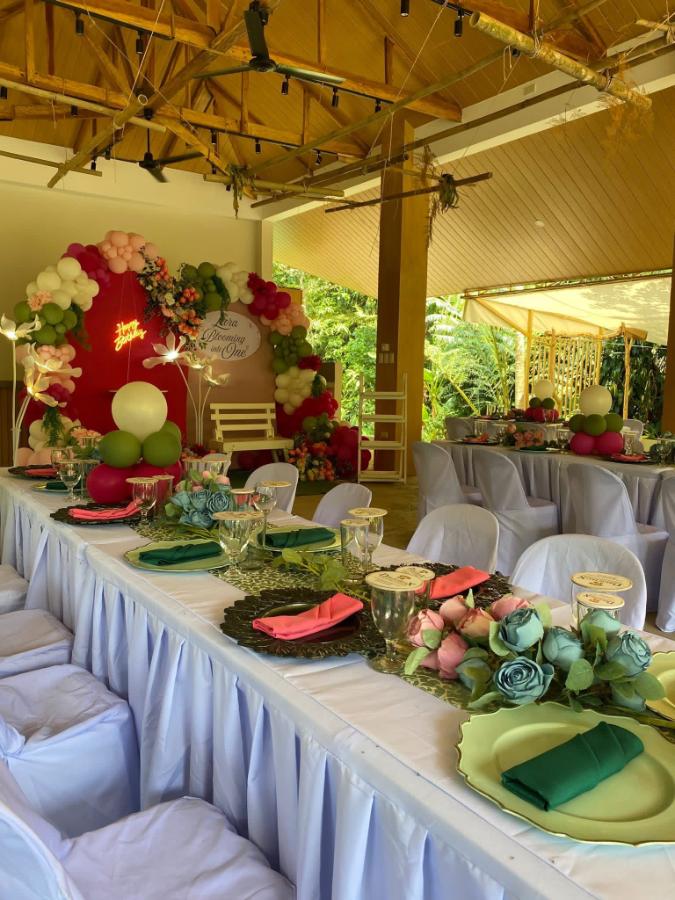 Fully styled tablescape with charger plates, napkins and floral centrepieces