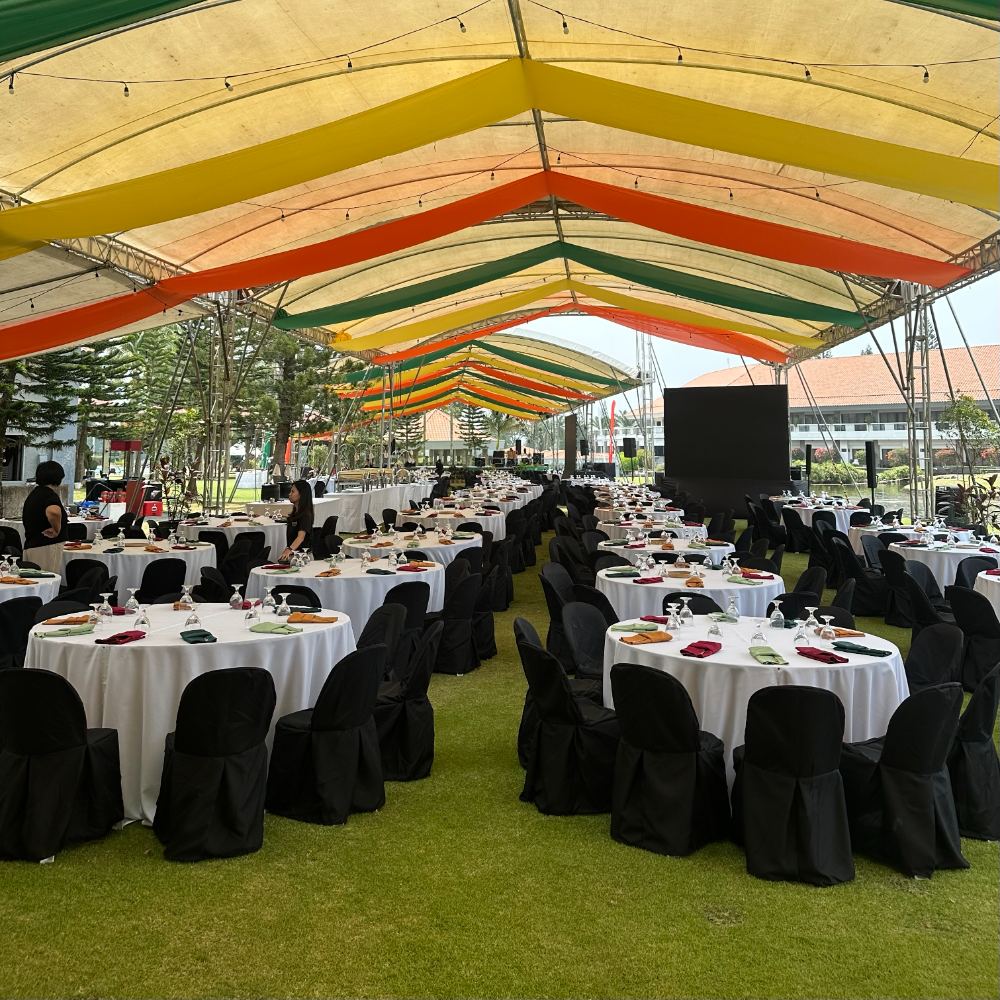Round tables with white covers and coloured runners
