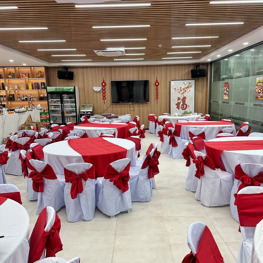 Round table rental seating 8 guests with cover and runner